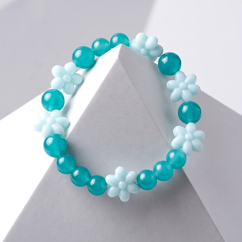 white-flower-and-bead-bracelet-1-to_1139_1wks.webp